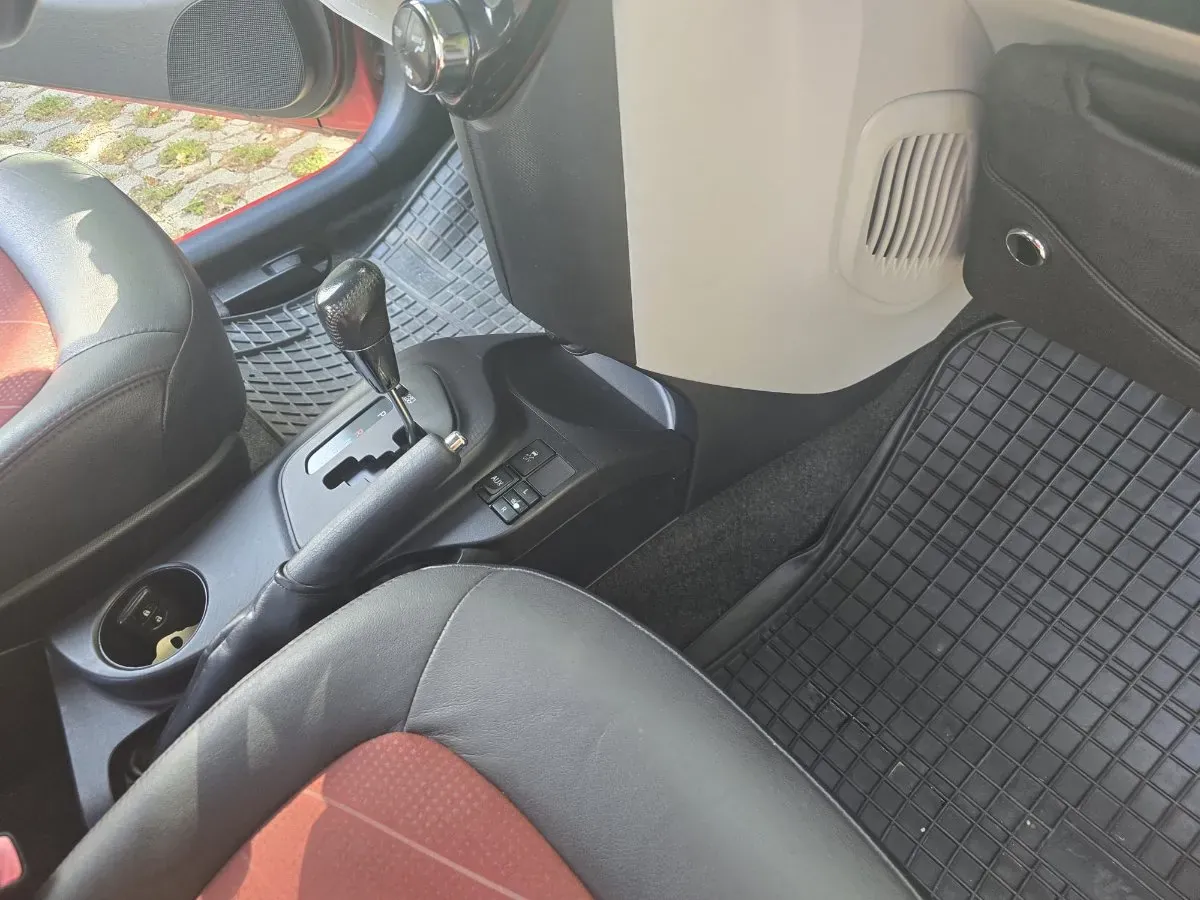 Toyota Iq 2012 photo 2