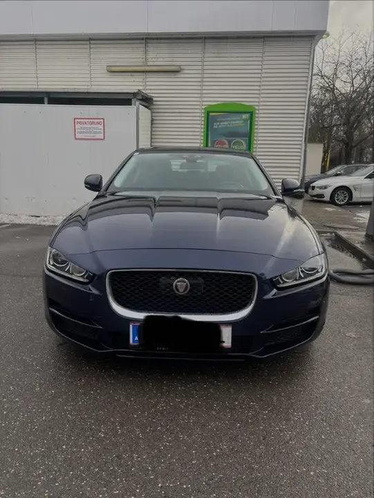 Jaguar Xe 2016 photo 2