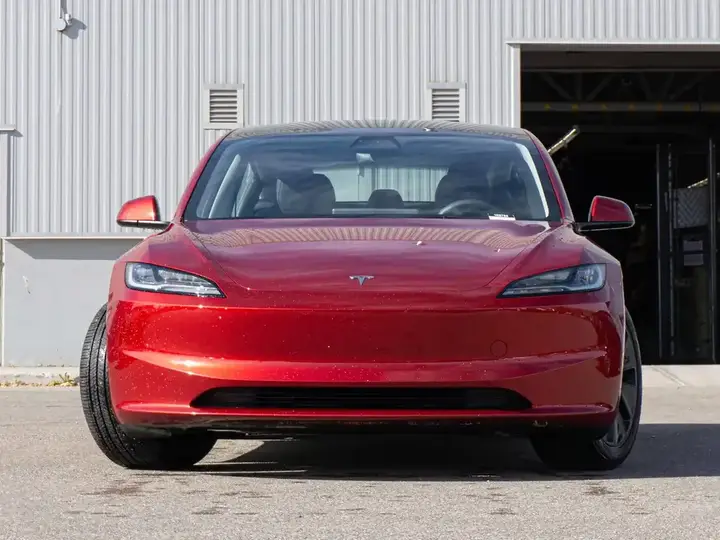 Tesla Model 3 2024 photo 2