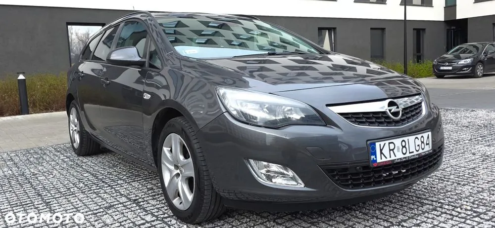 Opel Astra 2011 photo 2