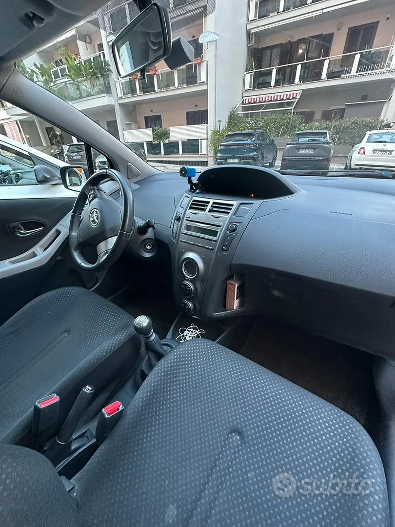 Toyota Yaris 2011 photo 4