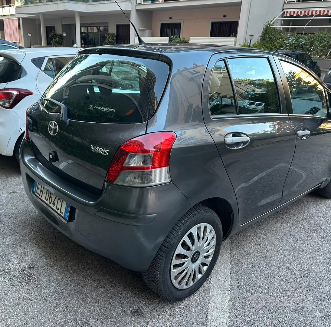 Toyota Yaris 2011 photo 2