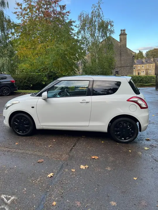 Suzuki Swift 2012 photo 3