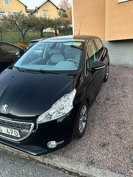 Peugeot 208 2012 photo 2