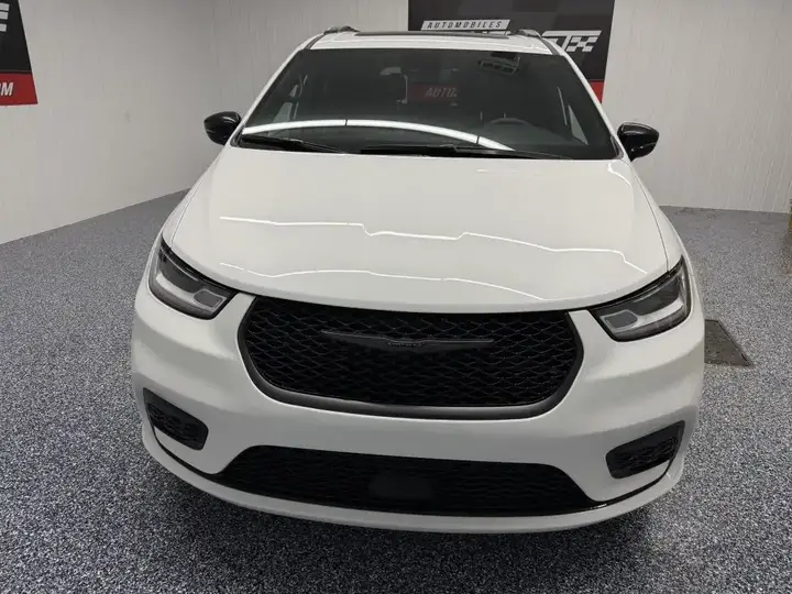 Chrysler Pacifica 2025 photo 2