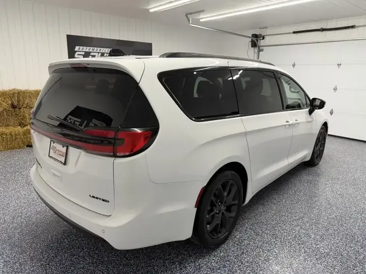 Chrysler Pacifica 2025 photo 5