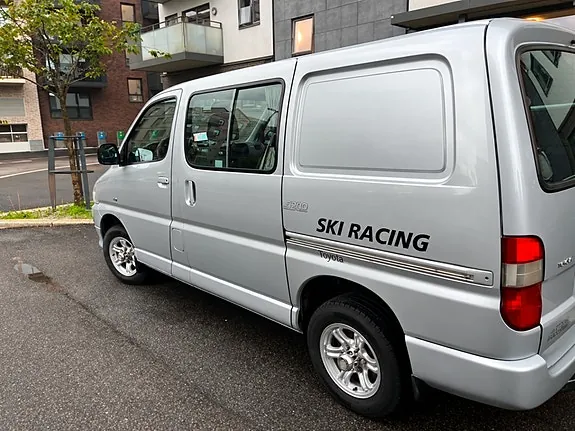 Toyota Hiace 2006 photo 2
