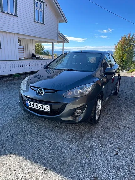 Mazda 2 2011 photo 3