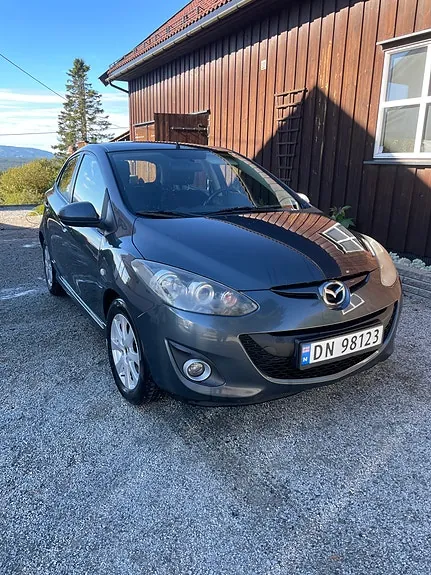 Mazda 2 2011 photo 2