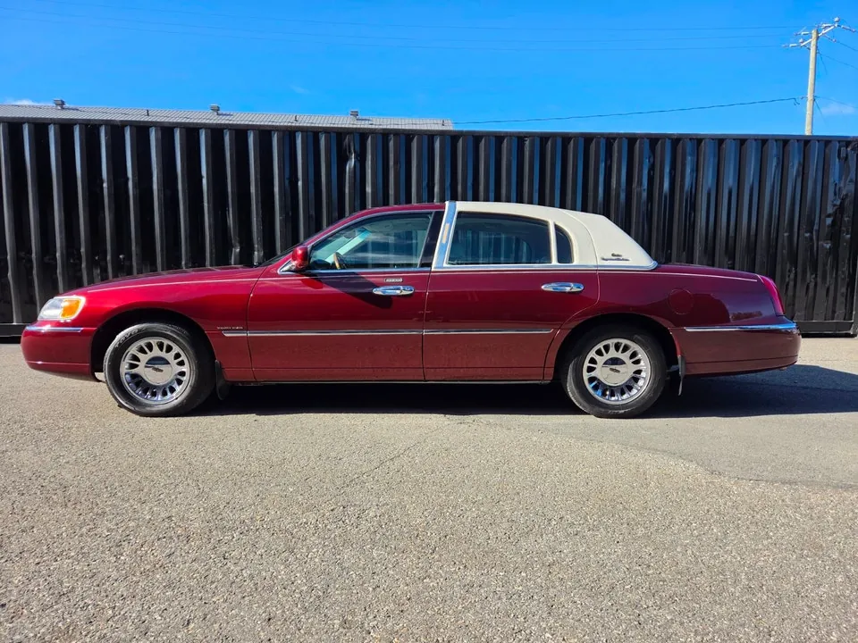 Lincoln Town Car 2000 photo 4
