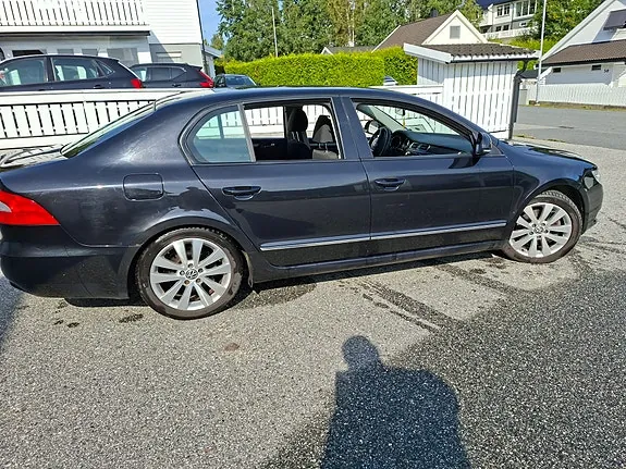 Skoda Superb 2011 photo 3