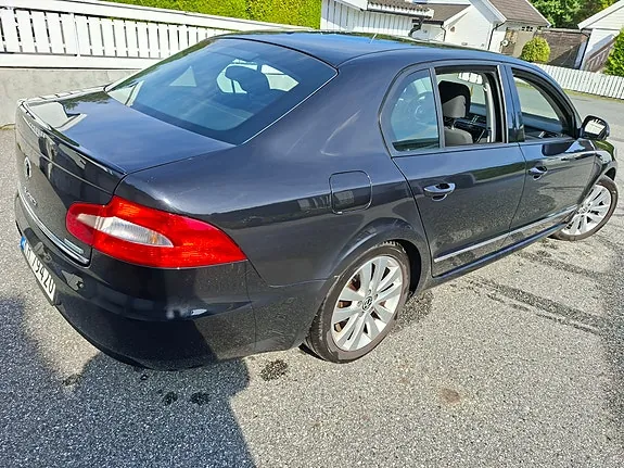 Skoda Superb 2011 photo 4
