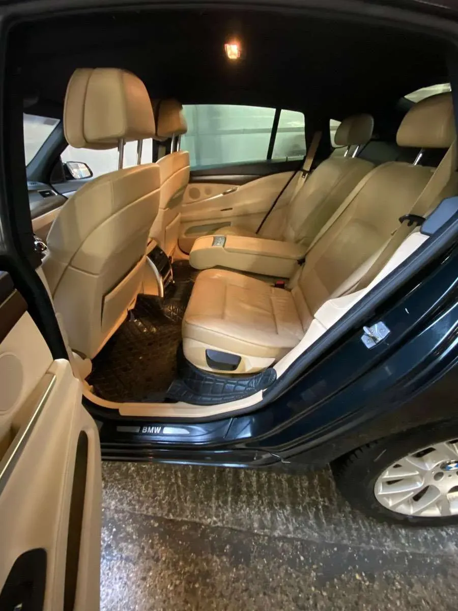 BMW 5 Series 2011 photo 2