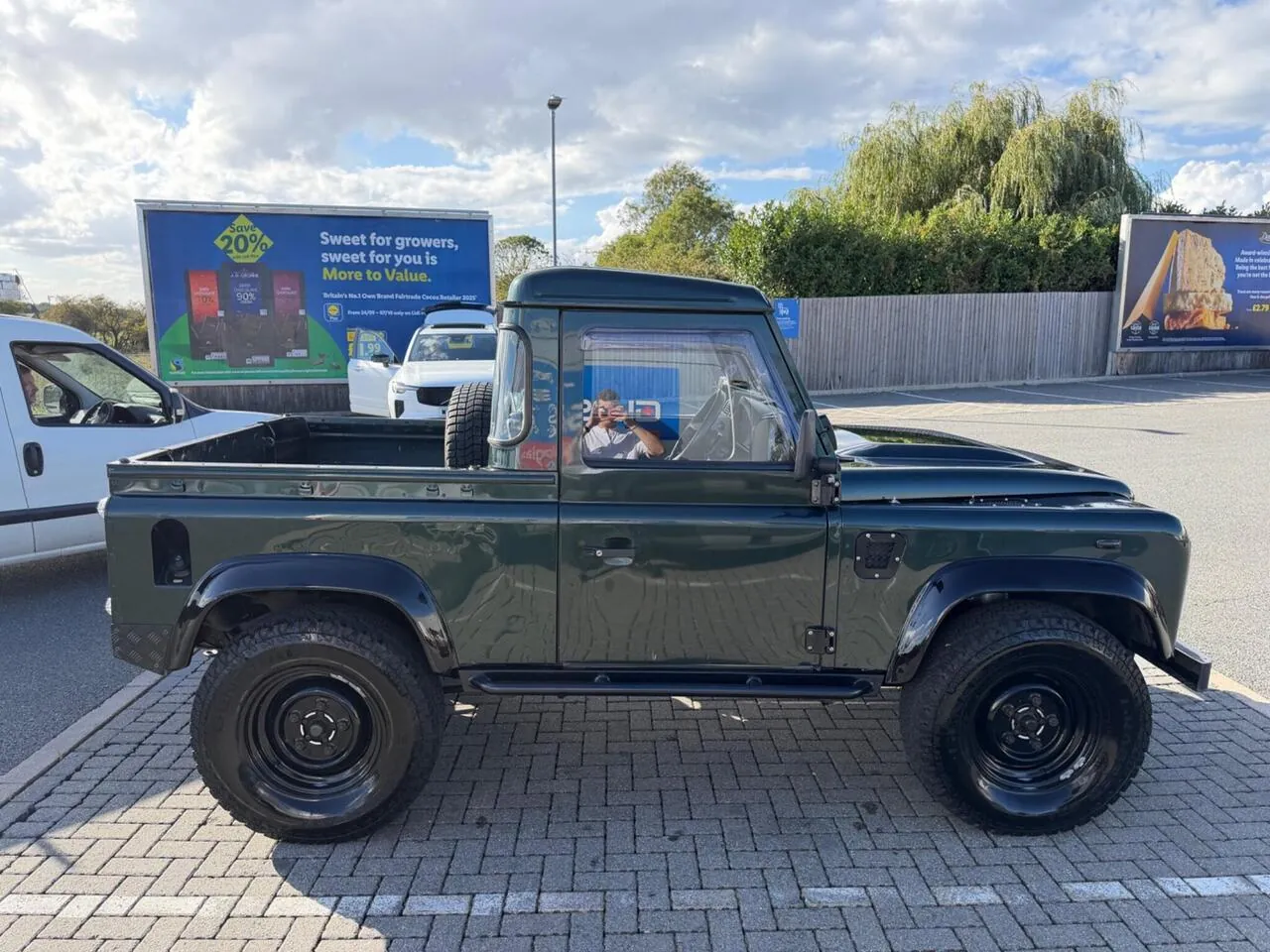 Land Rover Defender 90 2010 photo 3