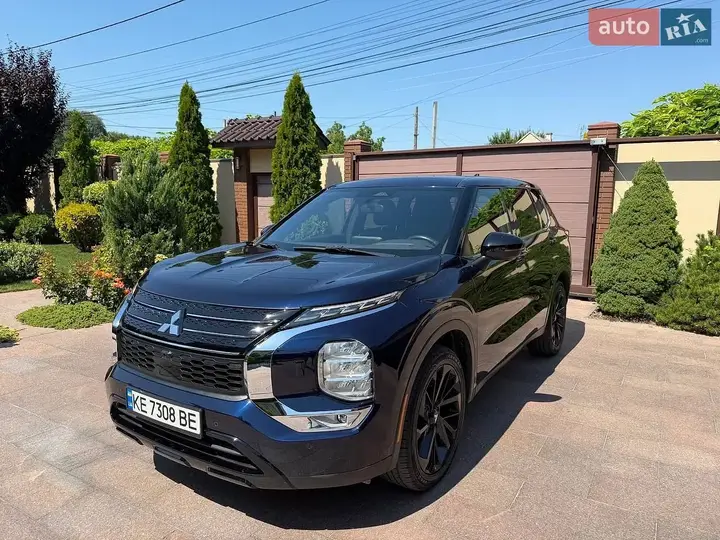 Mitsubishi Outlander 2022 photo 2