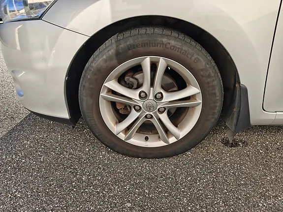 Toyota Auris 2011 photo 5