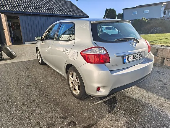 Toyota Auris 2011 photo 3