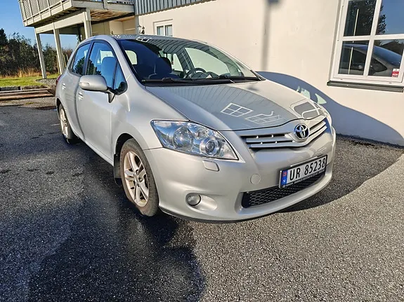 Toyota Auris 2011 photo 2