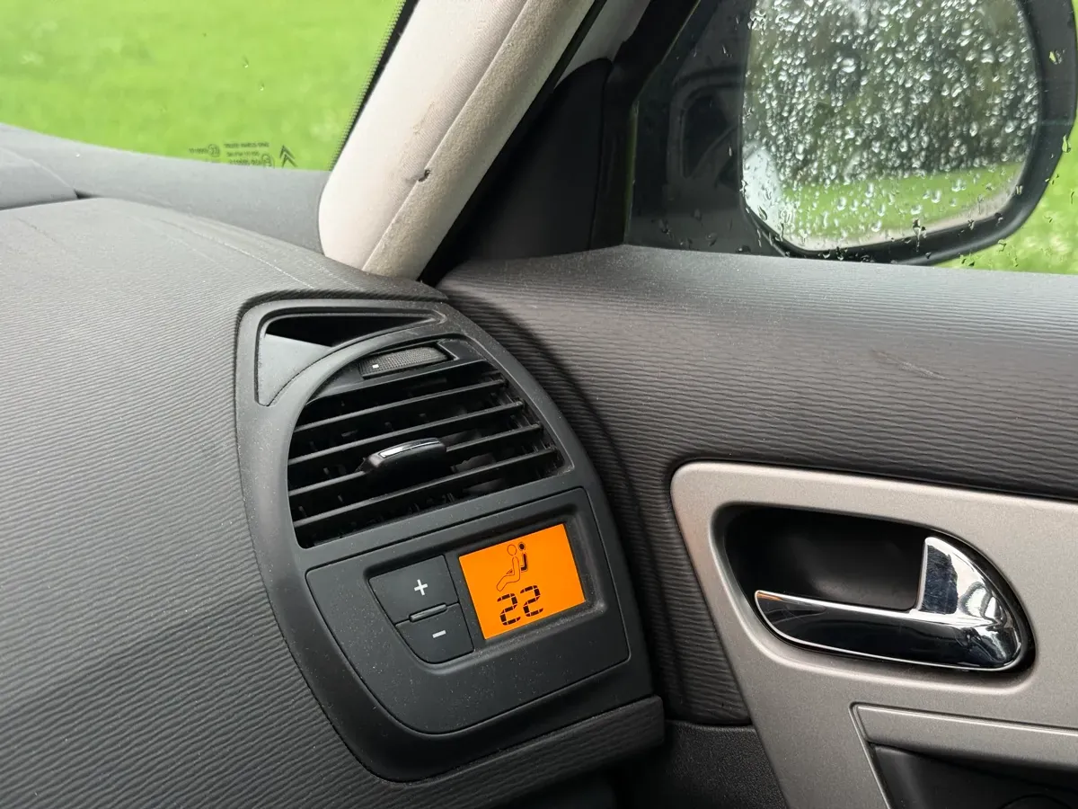 Citroen Grand C4 Picasso 2010 photo 2