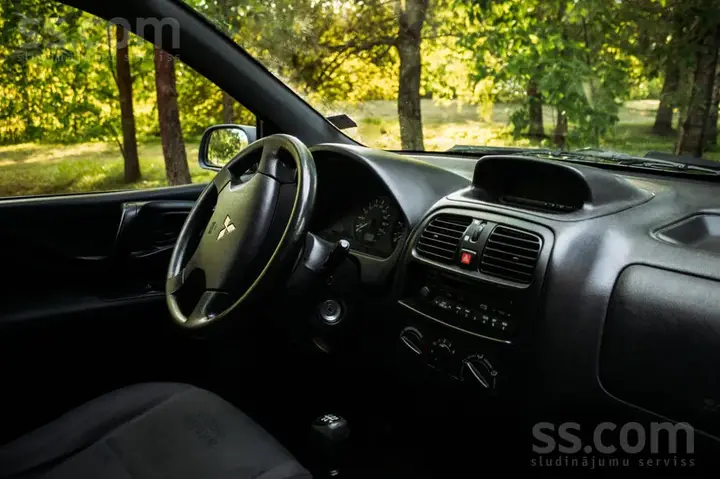 Mitsubishi Space Star 2003 photo 4