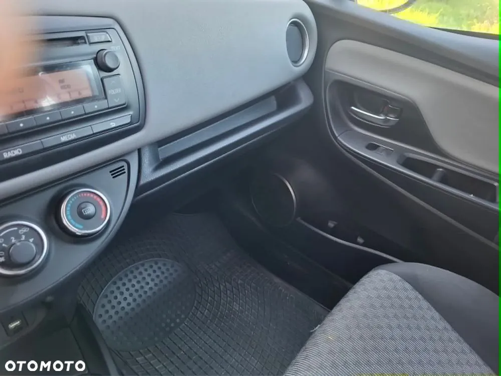 Toyota Yaris 2015 photo 4