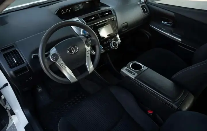 Toyota Prius V 2018 photo 5