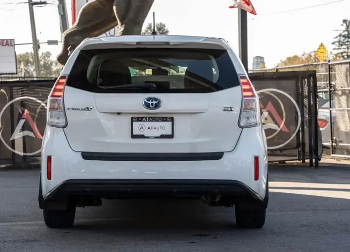 Toyota Prius V 2018 photo 3