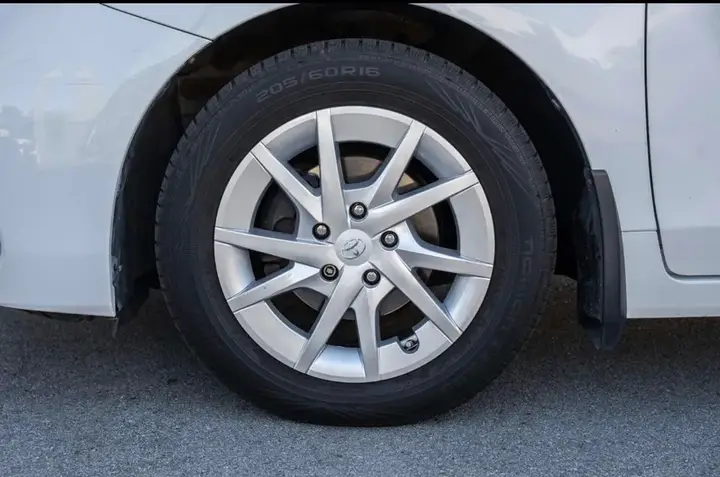 Toyota Prius V 2018 photo 4