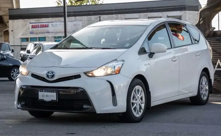 Toyota Prius V 2018 photo 2