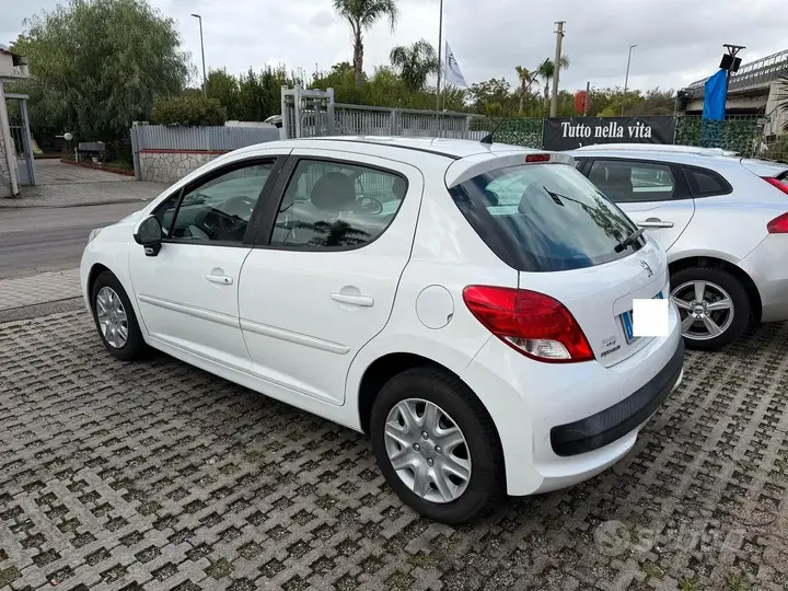 Peugeot 207 2012 photo 4