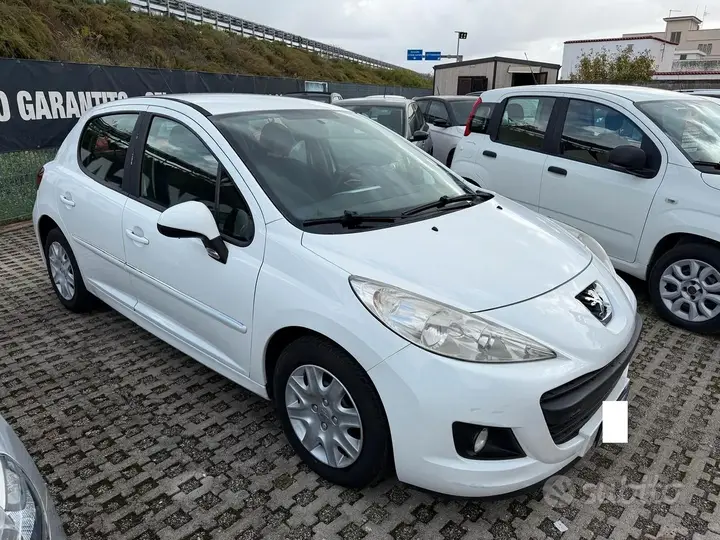 Peugeot 207 2012 photo 3