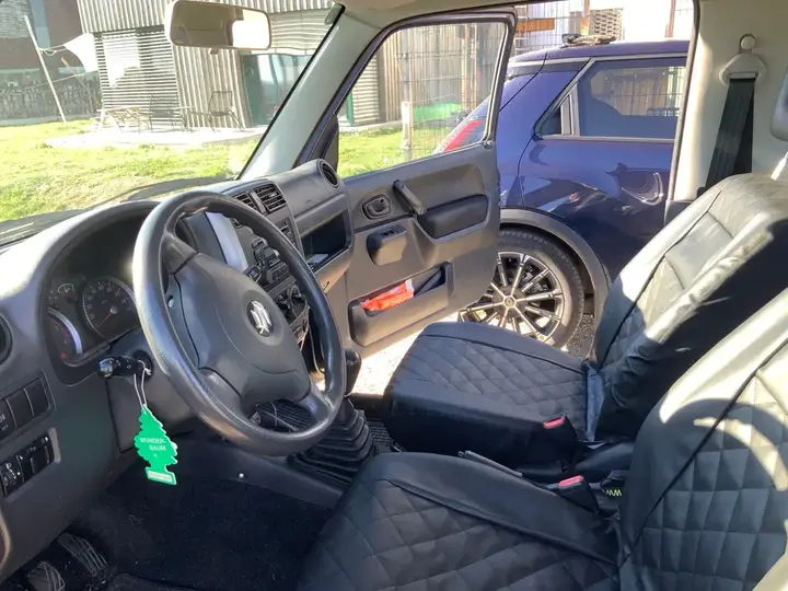 Suzuki Jimny 2010 photo 2