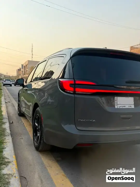 Chrysler Pacifica 2022 photo 2