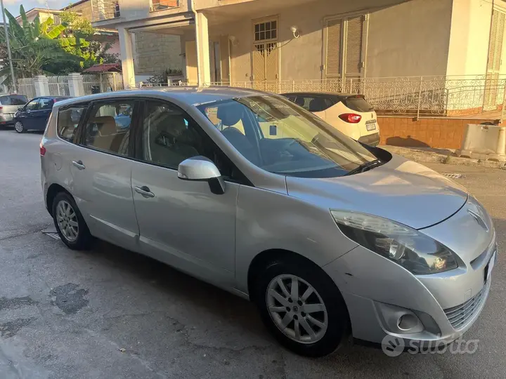 Renault Scenic 2011 photo 2
