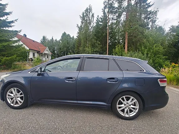 Toyota Avensis 2011 photo 3
