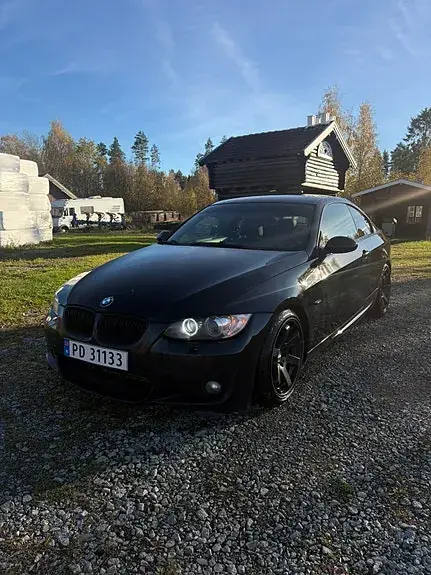 BMW 320D 2009 photo 2