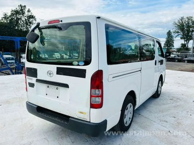 Toyota Hiace Van 2012 photo 4