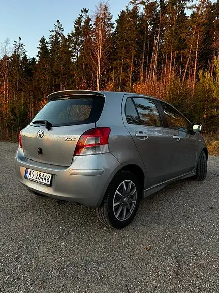 Toyota Yaris 2011 photo 4