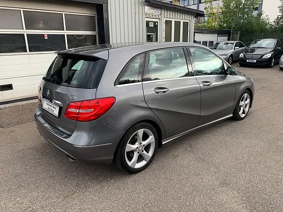 Mercedes-Benz B180 2013 photo 3