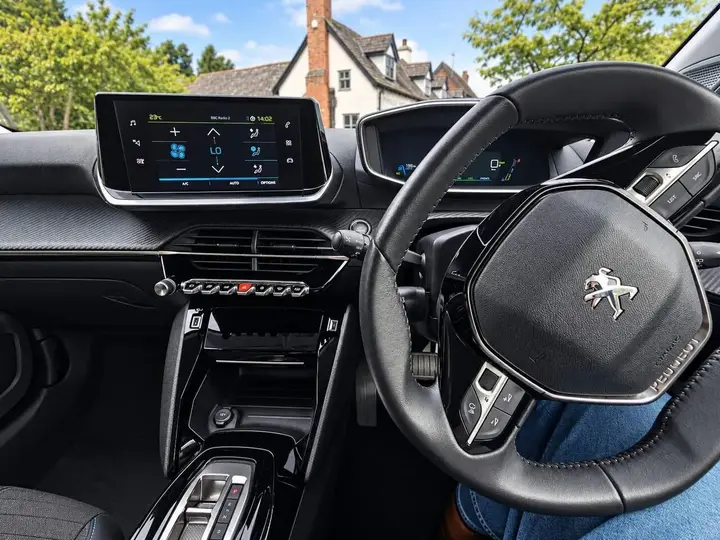 Peugeot E-2008 2022 photo 4