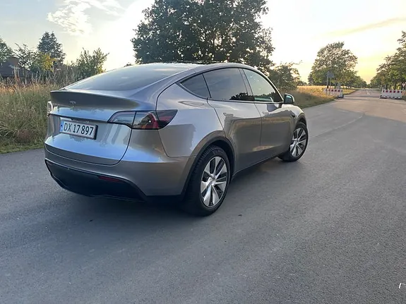 Tesla Model Y 2024 photo 2