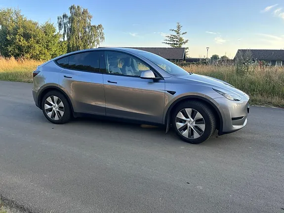 Tesla Model Y 2024 photo 3