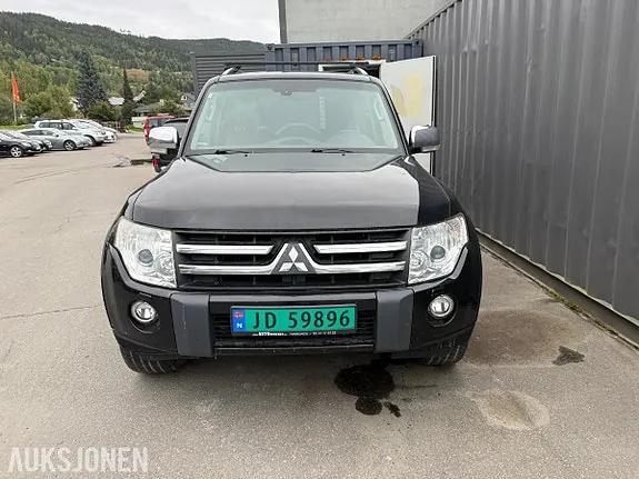 Mitsubishi Pajero 2011 photo 2
