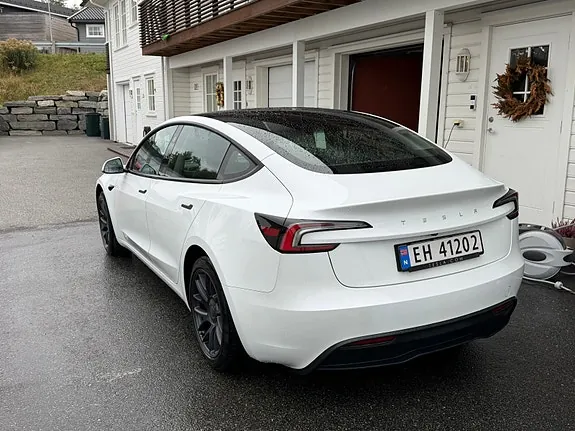 Tesla Model 3 2024 photo 2