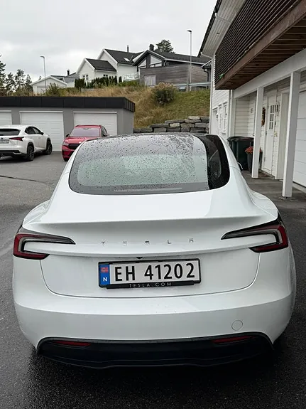 Tesla Model 3 2024 photo 3