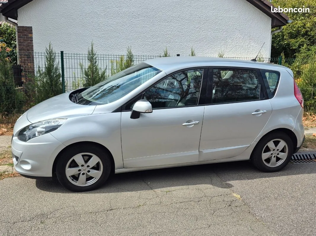Renault Scenic 2011 photo 2