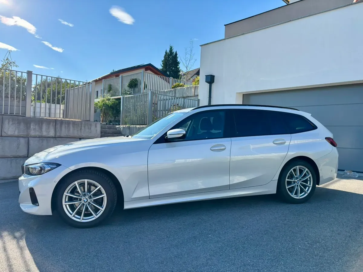 BMW 3 Series 2022 photo 2