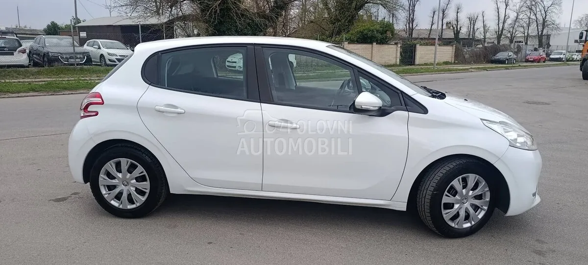 Peugeot 208 2013 photo 2