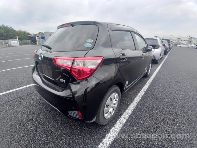 Toyota Vitz 2018 photo 4