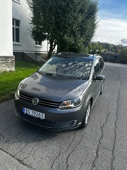 Volkswagen Touran 2011 photo 2